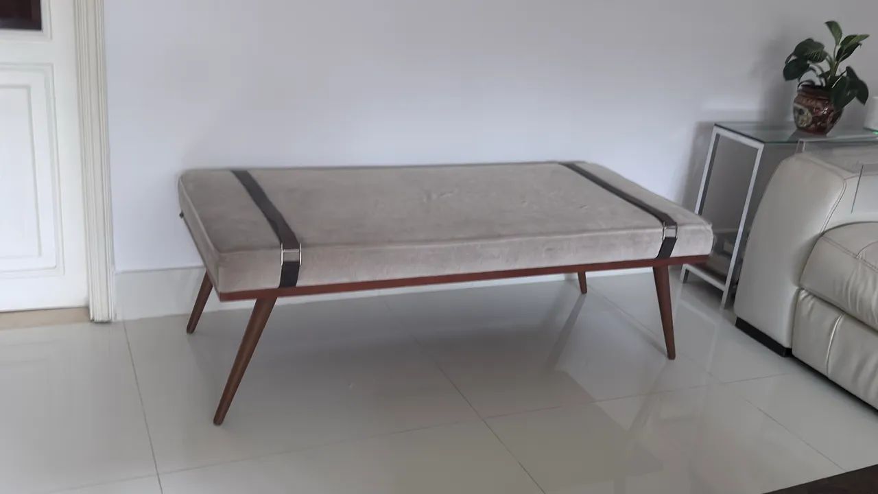 Banco estofado / recamier com pés de madeira