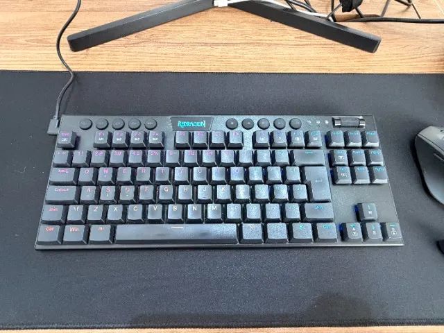 Teclado mecânico Redragon Horus TKL com muitos switch red/brown de reposição - Foto 2