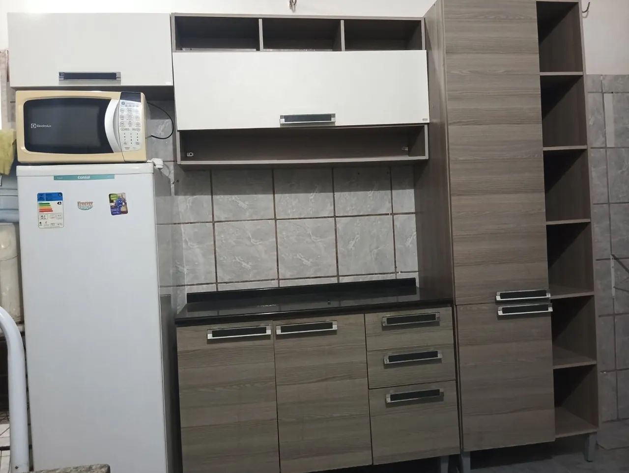 Armário de cozinha MDF cor amadeirado e branco