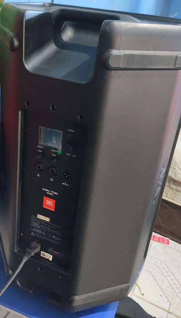 Caixa JBL eon 715