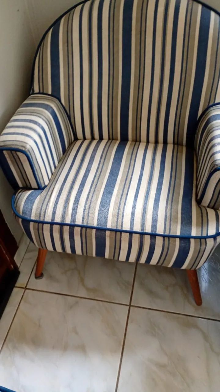 Vendo Sofá com Poutronas e Aparadores - Foto 2
