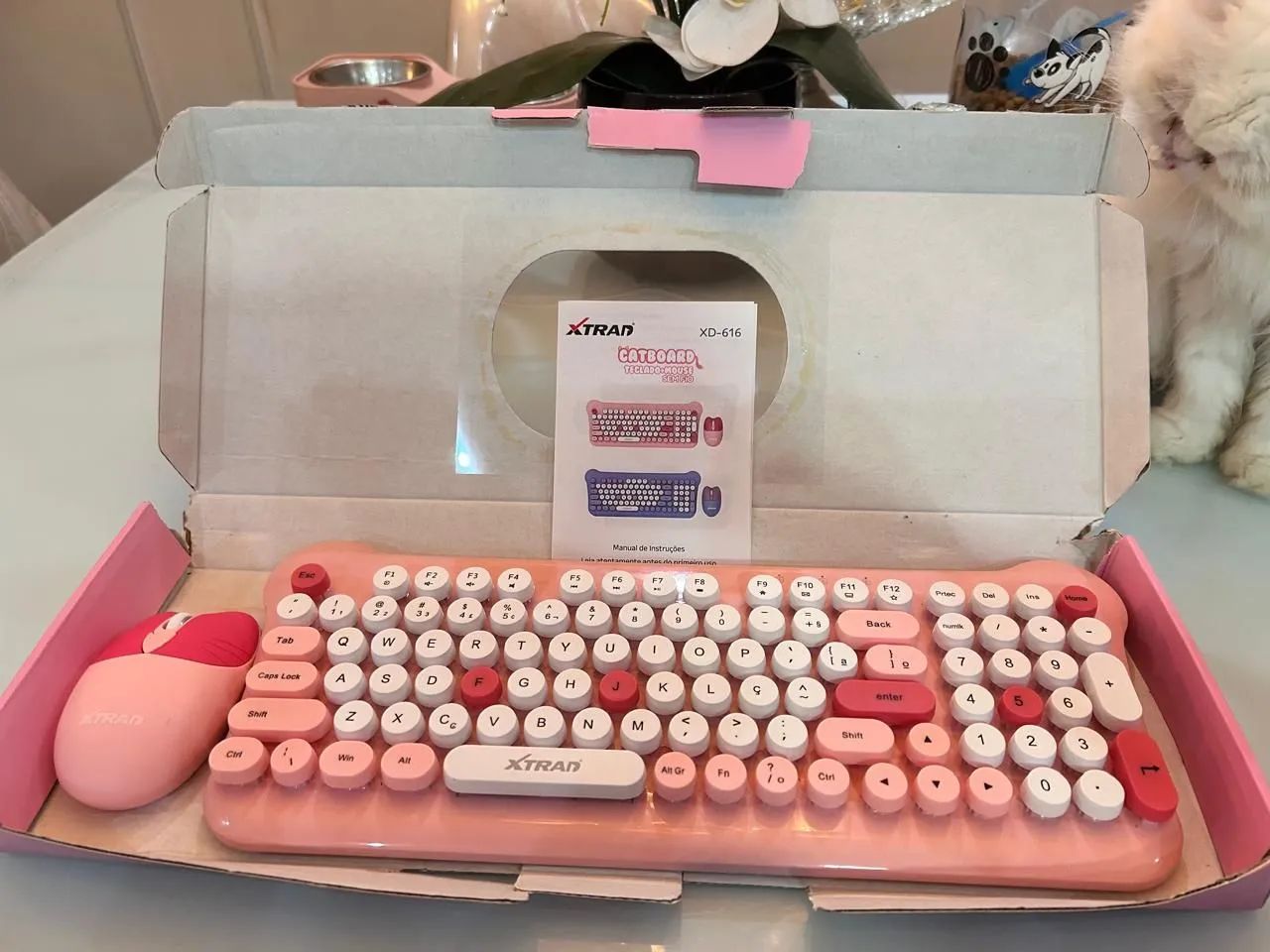Teclado rosa com mouse