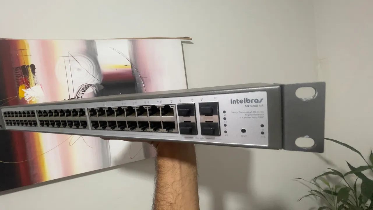 Switch Intelbras SG 5200 MR - 48 Portas Gigabit + 4 Mini-GBIC