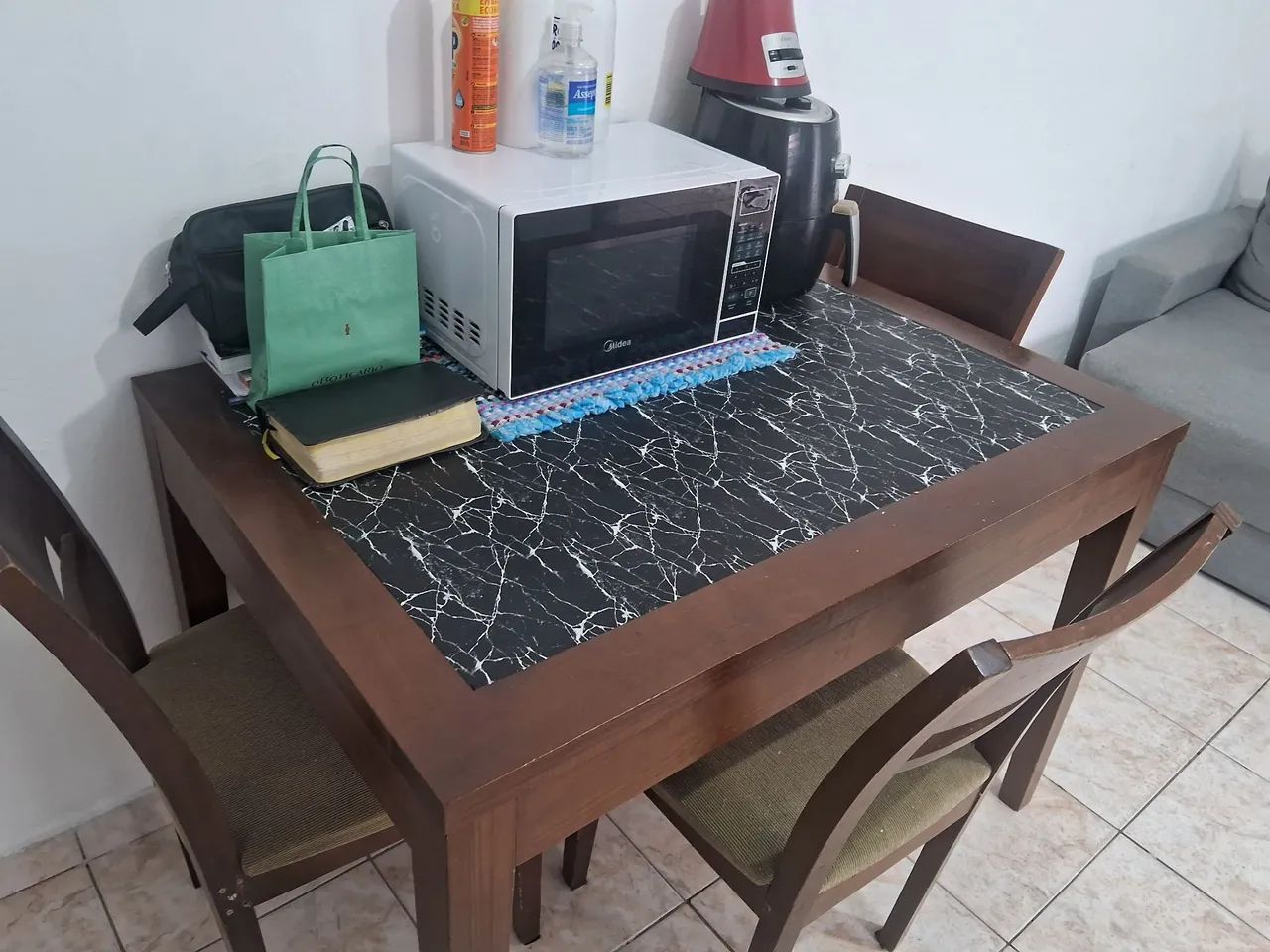 Mesa com três cadeiras 