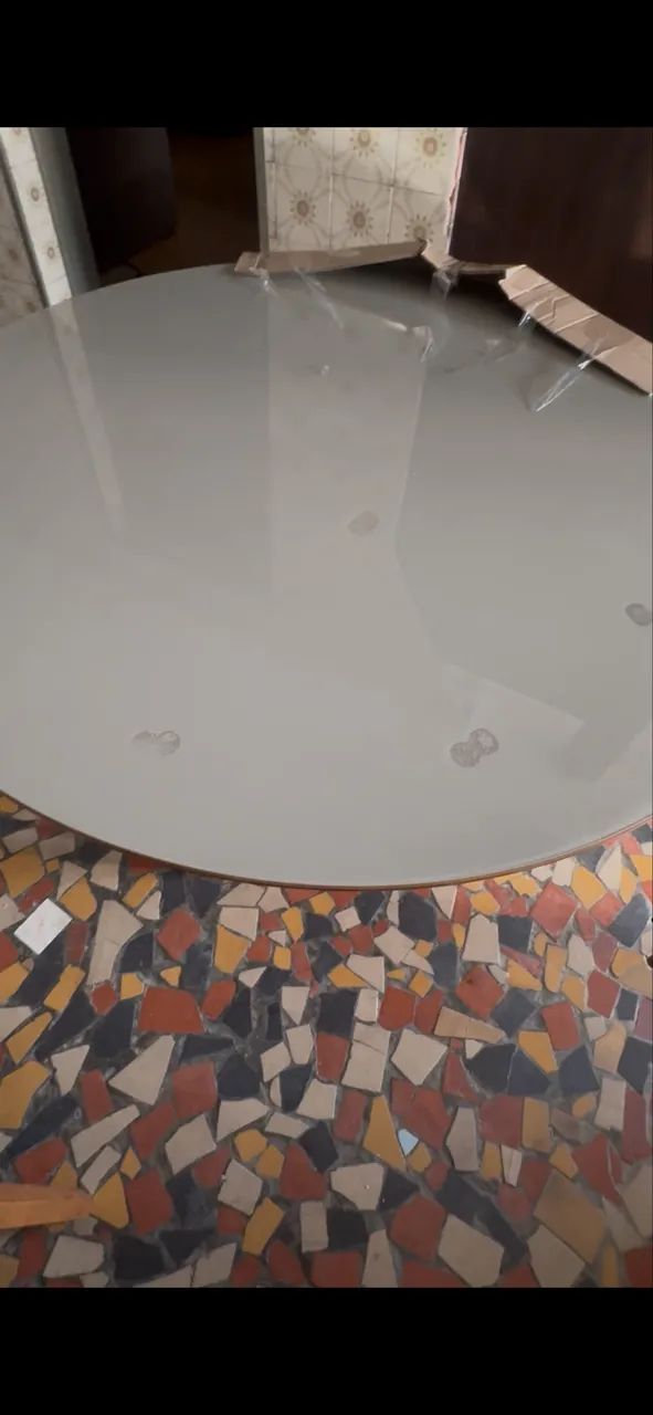 Mesa de vidro na cor bege e base de madeira - Foto 4