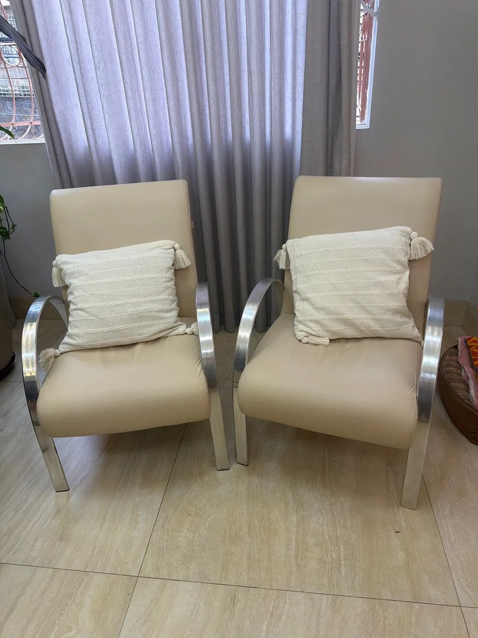 DUAS POLTRONAS ESTOFADAS - Foto 2