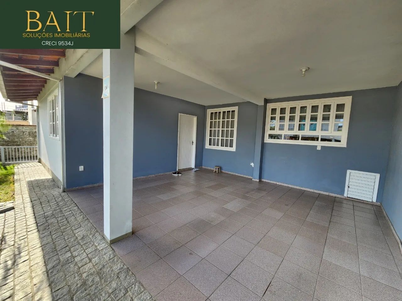 Casa averbada com 04 quartos, 2 suítes, escritório, com 165,91m² de área construída e 450m - Foto 2