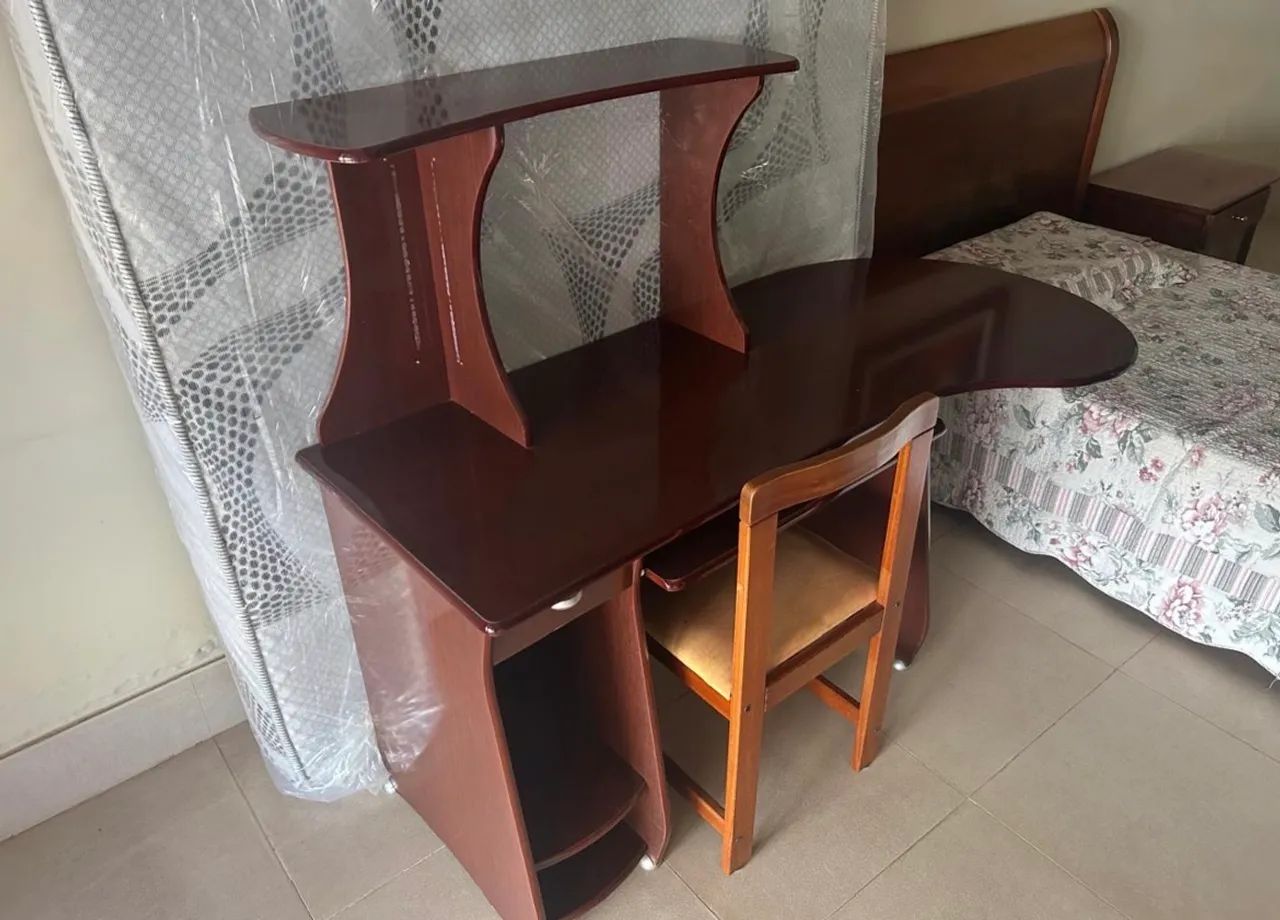 Escrivaninha em madeira