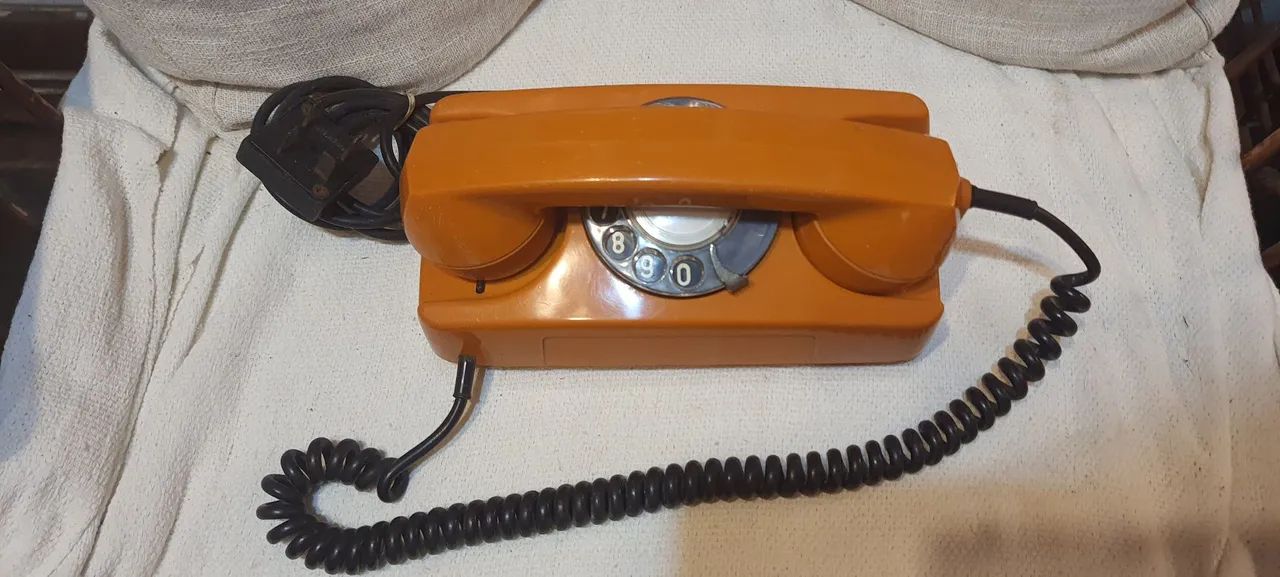 Telefone antigo de disco tijolinho