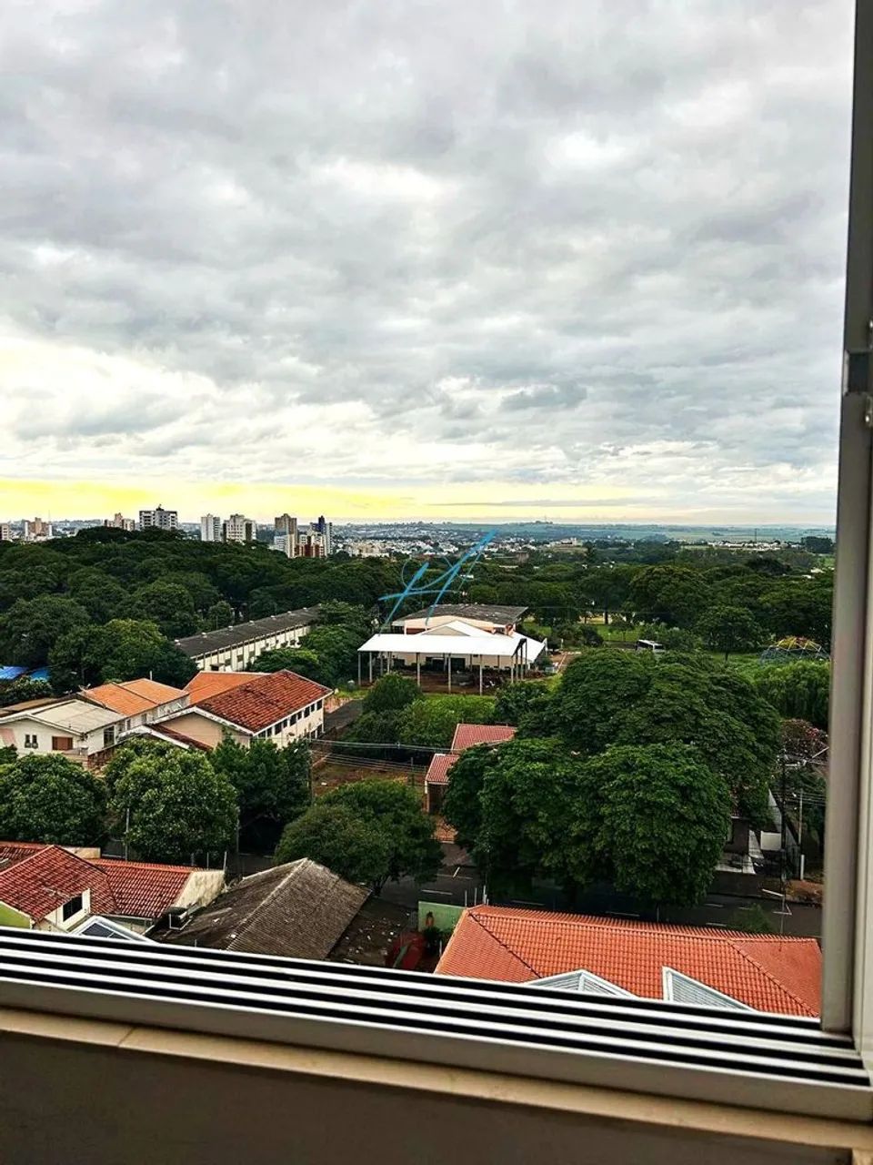 Ótimo investimento apartamento mobiliado com sacada, vista livre - Foto 3