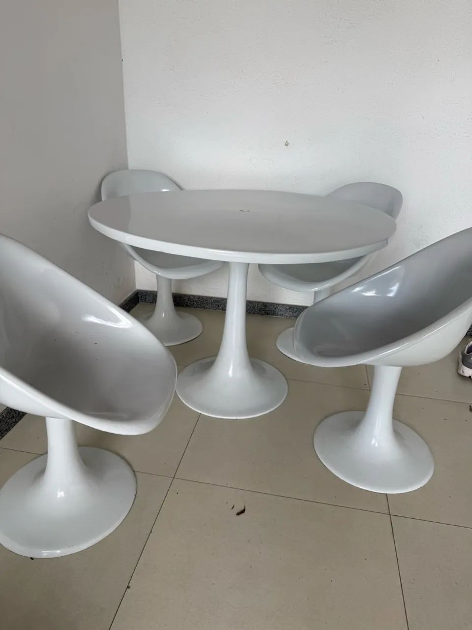 Conjunto de Mesa e 4 cadeiras
