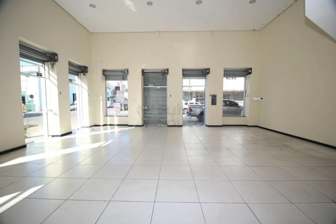 Aluguel de Prédio Comercial com Ampla Sala na Parte Inferior e Mezanino