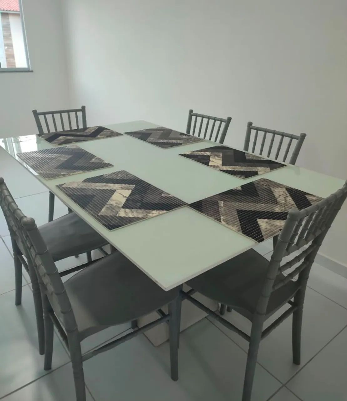 Mesa branca com vidro em cima