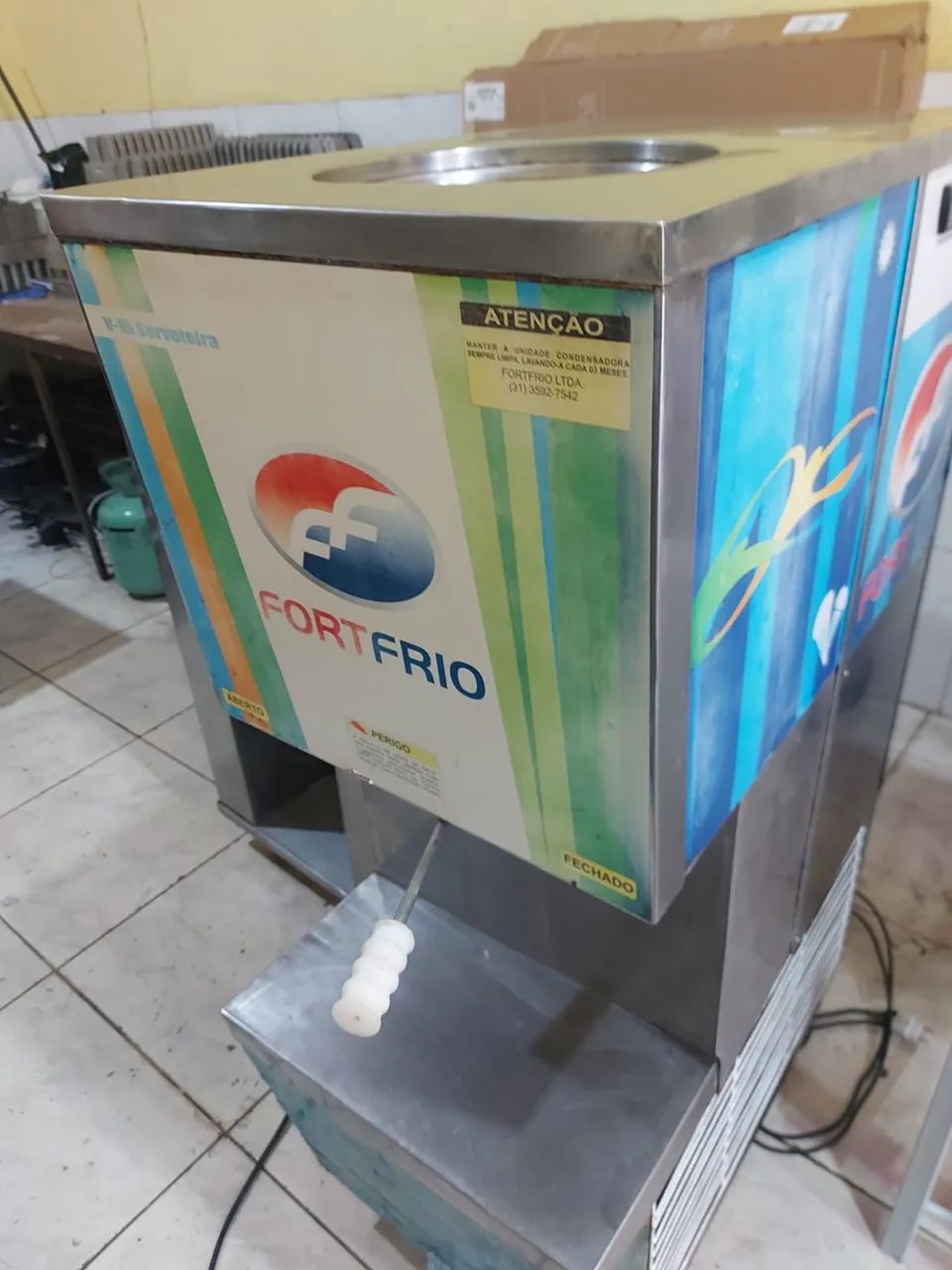 Máquina de sorvete FortFrio V16 praticamente zero