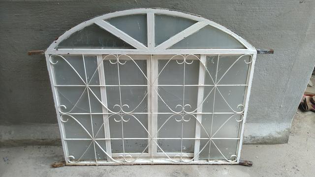 Janela colonial de Metalon, com vidros jateados