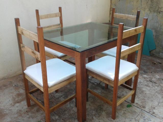 Mesa de madeira maciça com tampo de vidro e 4 cadeiras - Nova - parcelo no cartão!