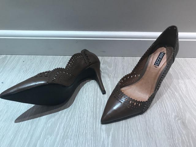 Vendo Scarpin marrom couro arezzo 37 - Foto 3