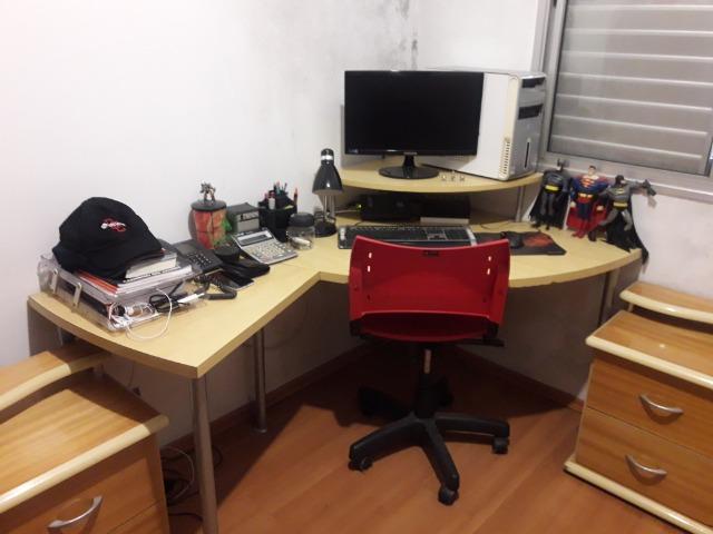 Mesa de computador de canto
