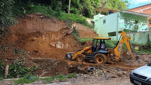 Aluguel e serviço de retroescavadeira e escavadeira e caminhão - Foto 2