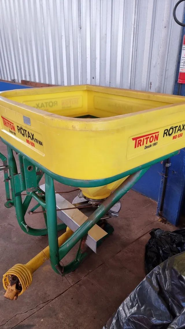Distribuídor de fertilizantes marca Triton modelo Rotax 650
