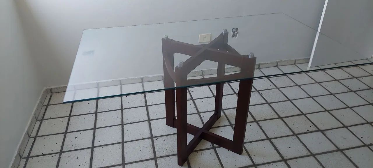 Mesa tampo de vidro com base madeira.  - Foto 3