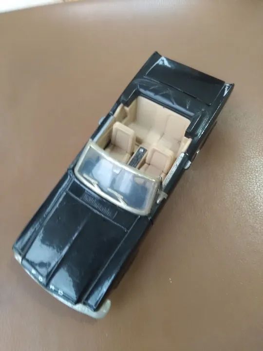Carro de brinquedo Ford Mustang conversível