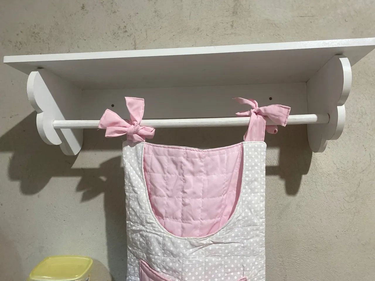 Prateleira com varão +porta fralda