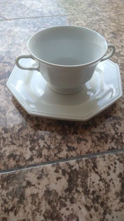 Lindíssima consume branca em porcelana Schmidt oitavada capacidade 320ml só a consume é 60