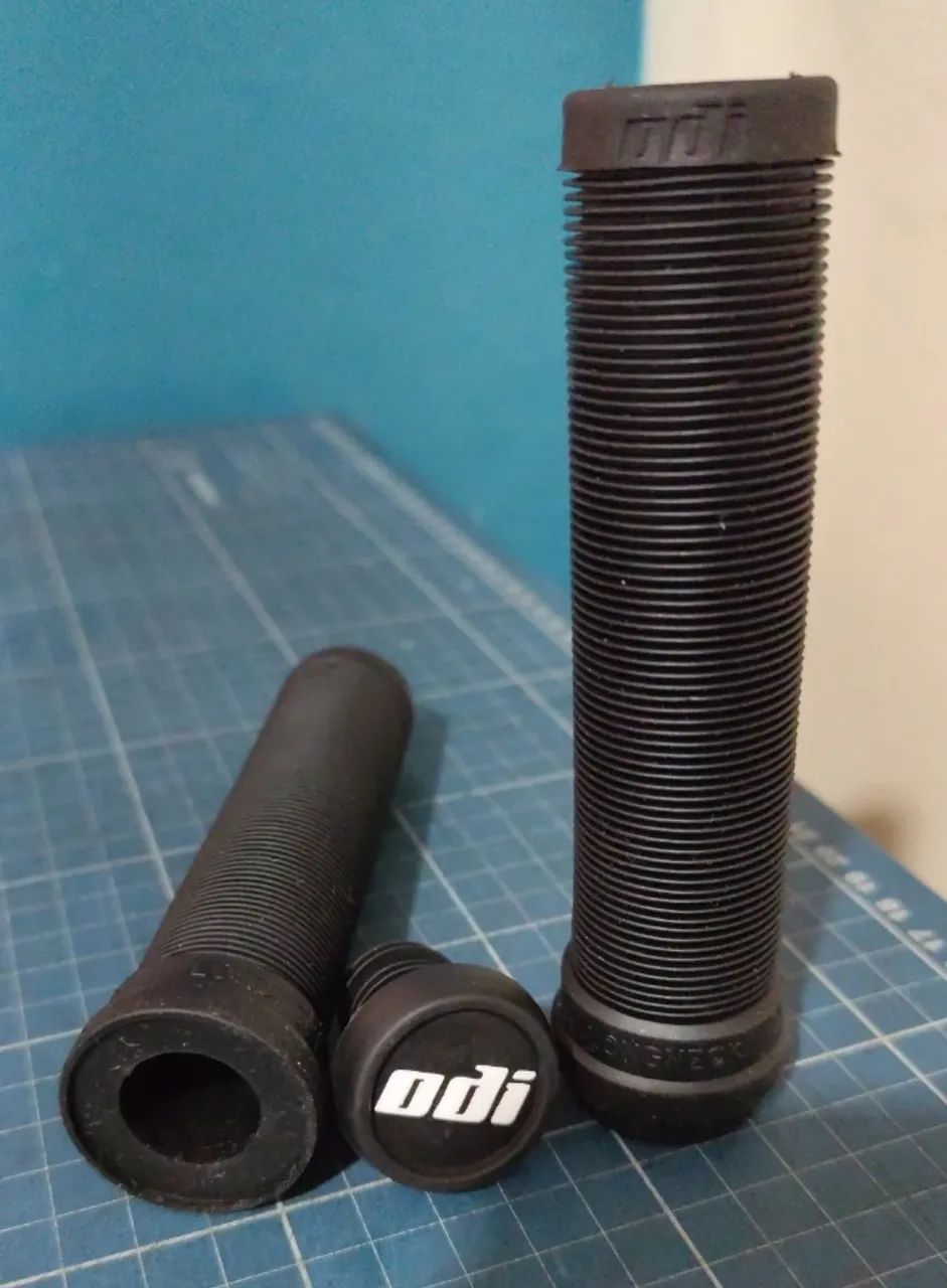Manoplas ODI Longneck + Bar plugs