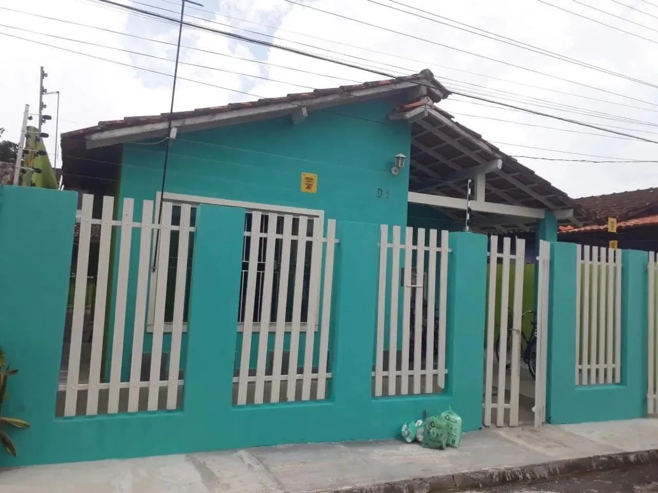 Vender-se casa no residencial Itapuã.