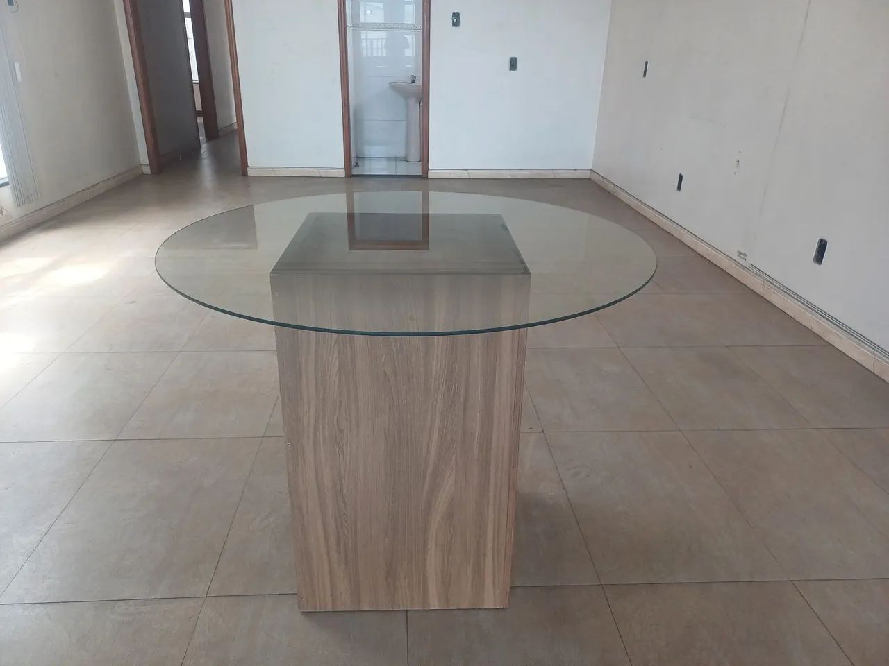 Mesa de vidro redonda com base de madeira