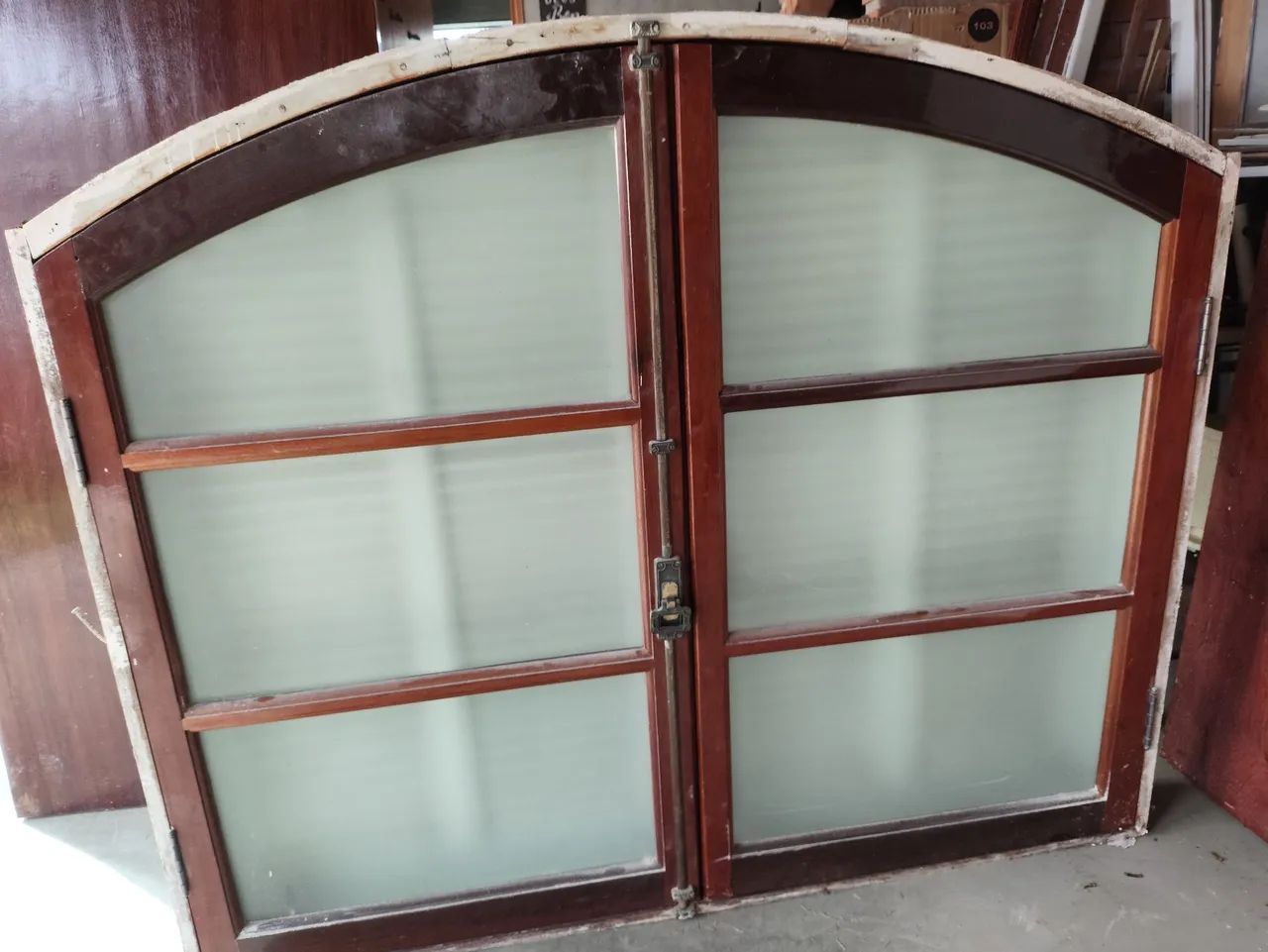 Janela de madeira em arco, estilo colonial - Foto 5