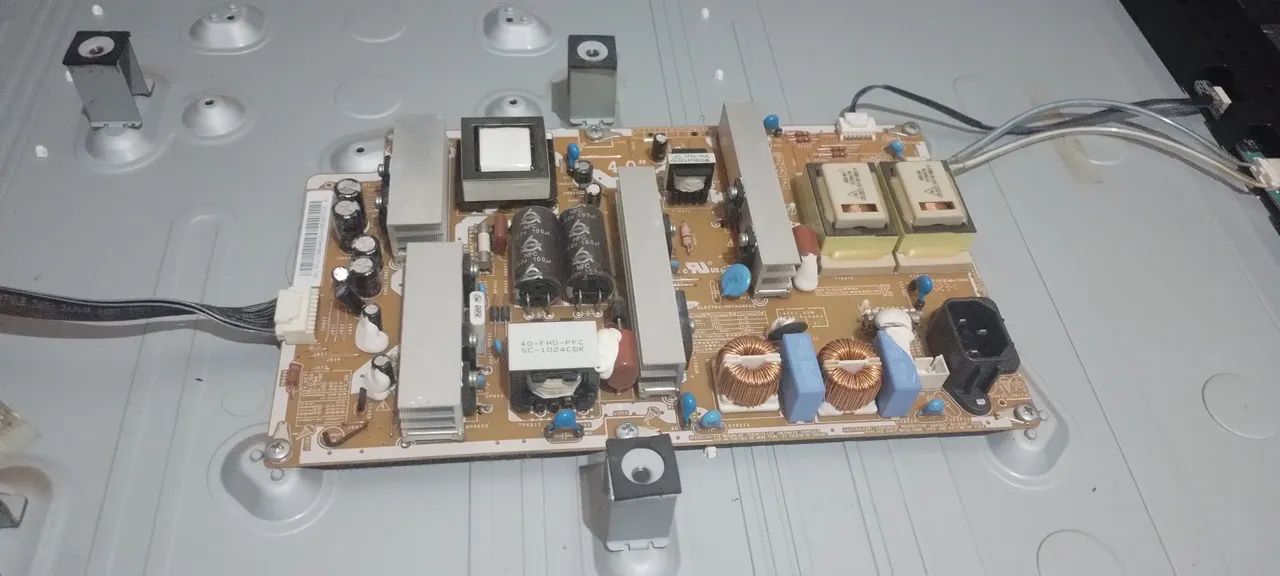 Placa de TV - Peça de Reposição, tem alto falantes, leds,  - Foto 3