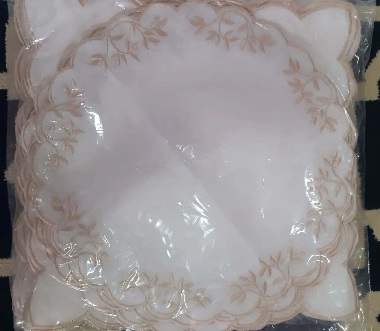 Jogo americano de jantar 12 peças bordados. 80$ cada jogo.