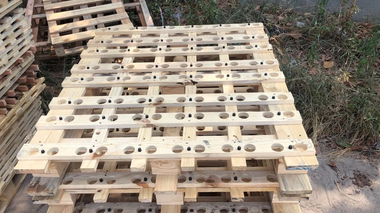 Pallets de Madeira com Furos - Ideal para Exposição - Foto 3