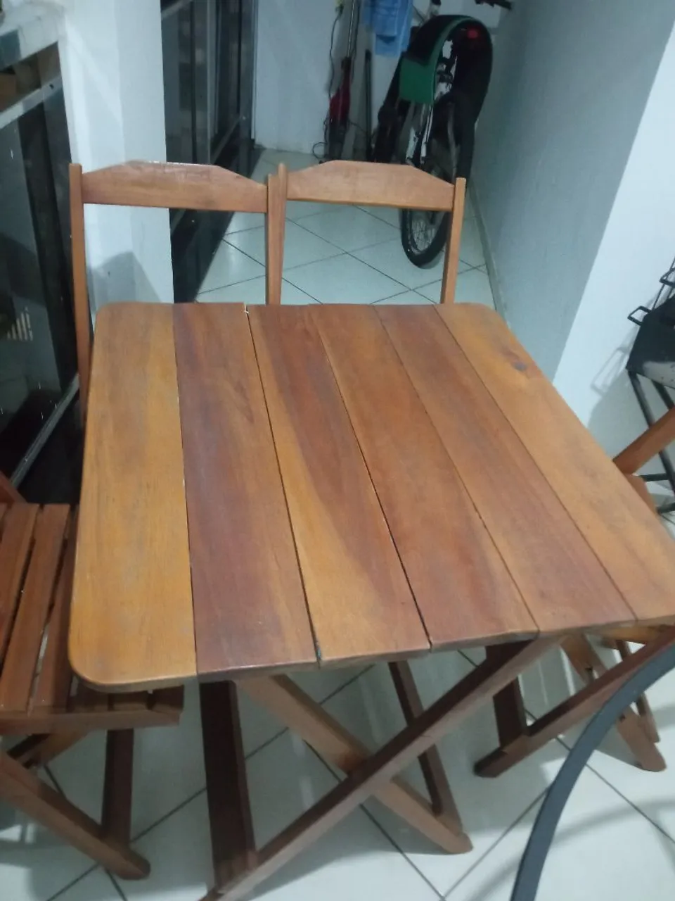 Vendo mesa com quatro cadeiras 