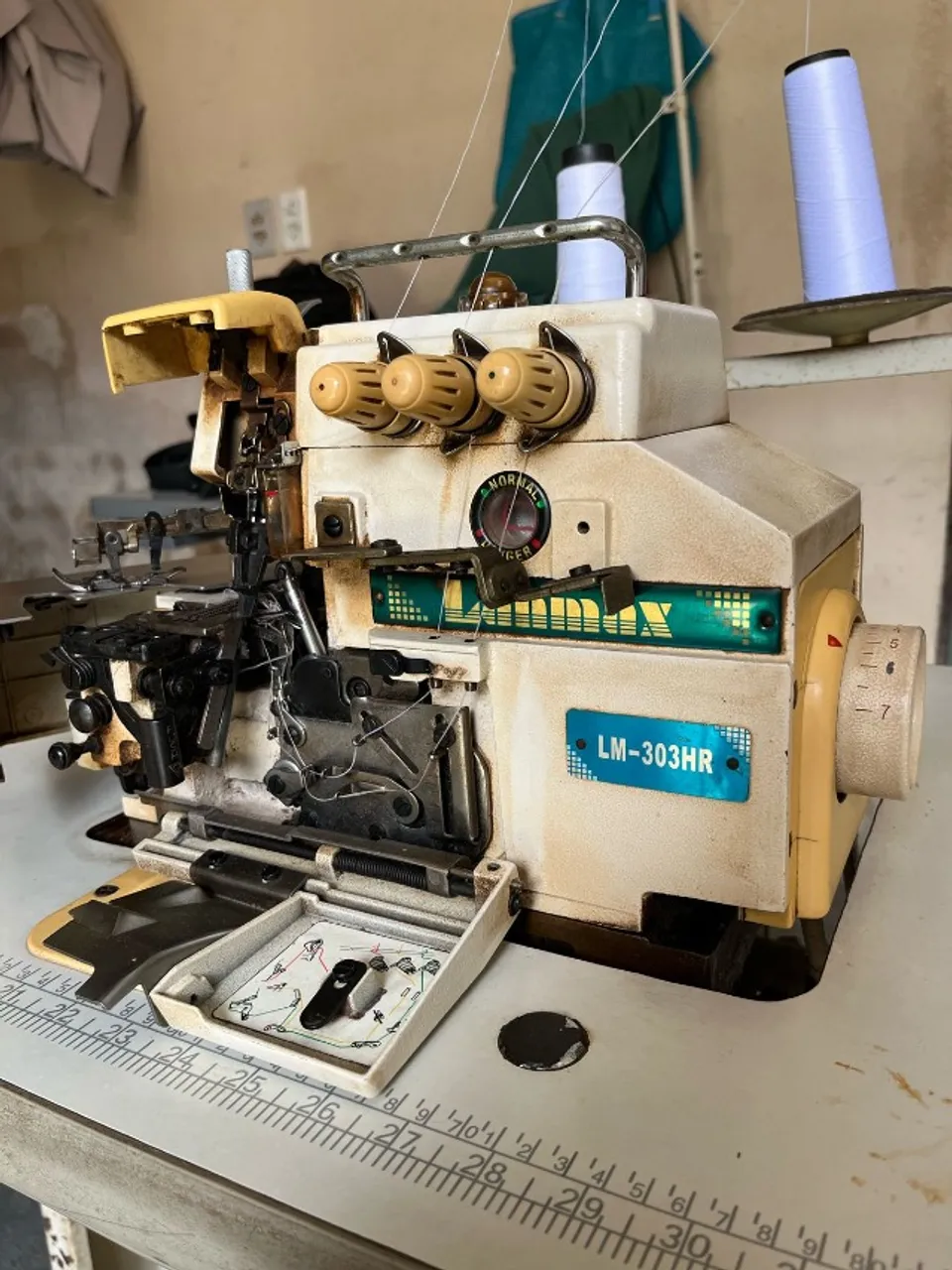 Máquina de costura Overlock industrial 