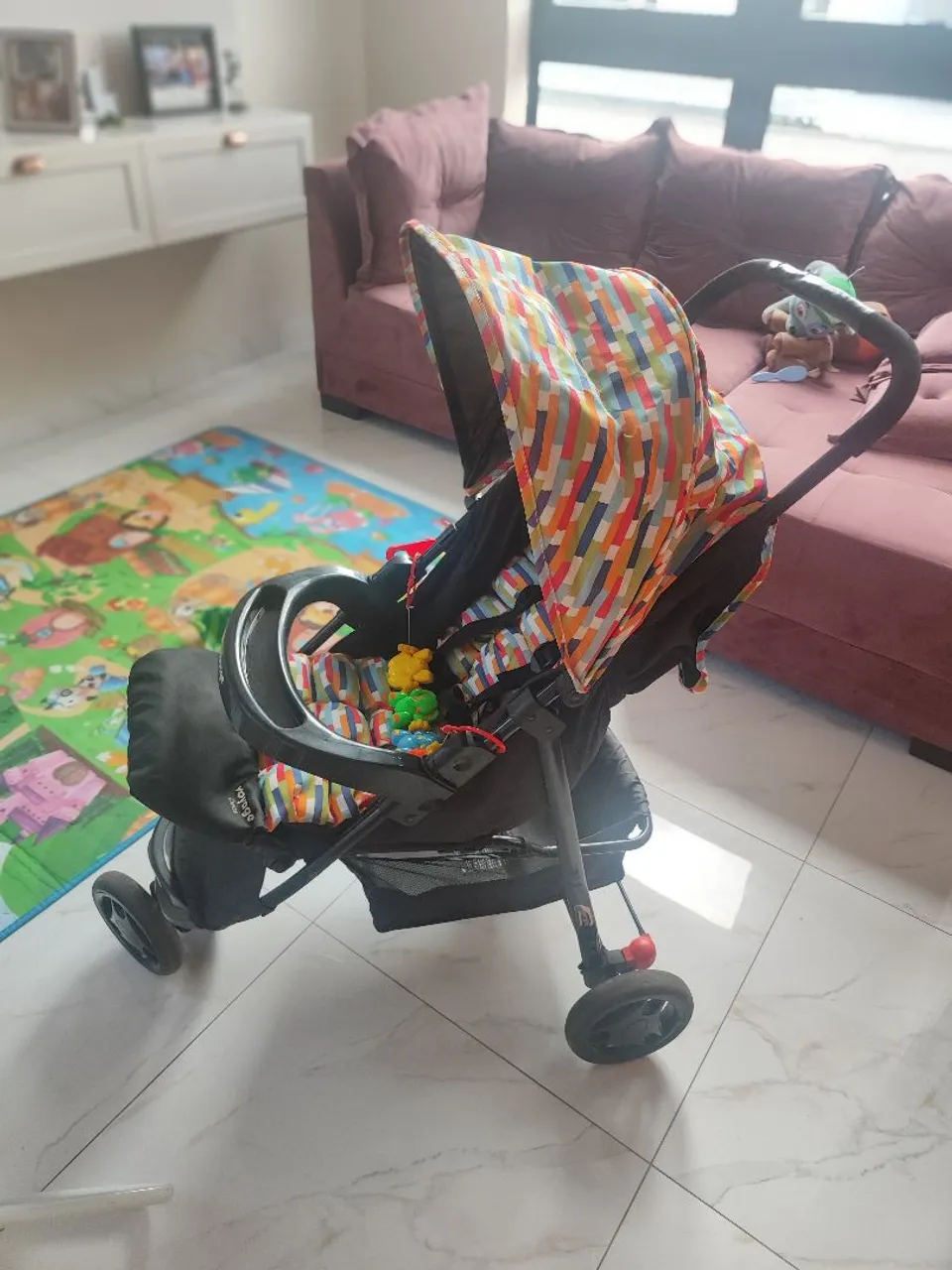 Carrinho de bebê colorido e prático