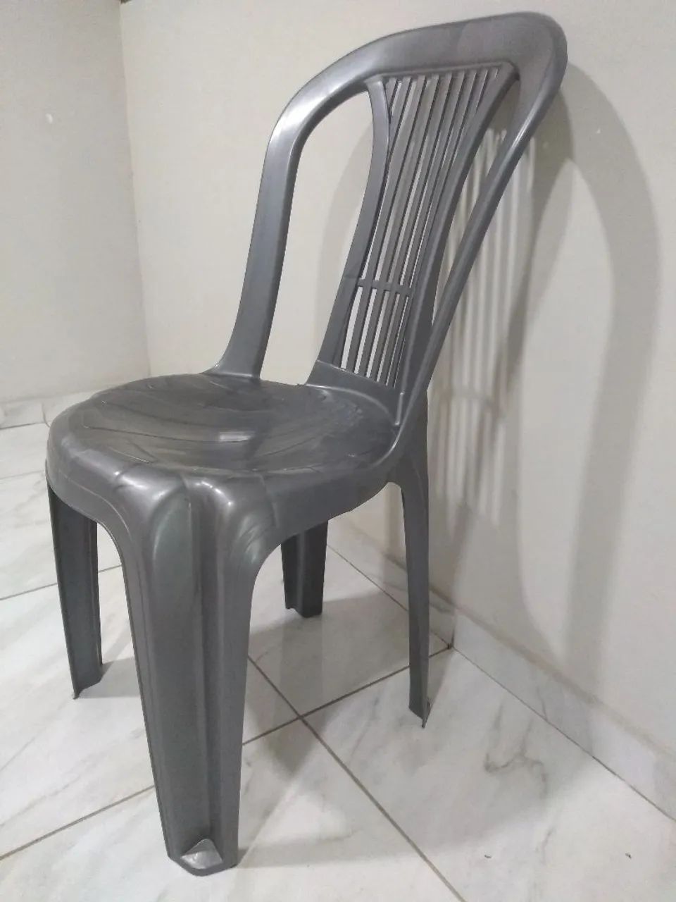 Cadeira de plástico cinza  - Foto 2