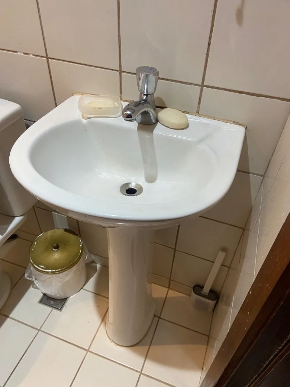 Vendo pia de louça com torneira