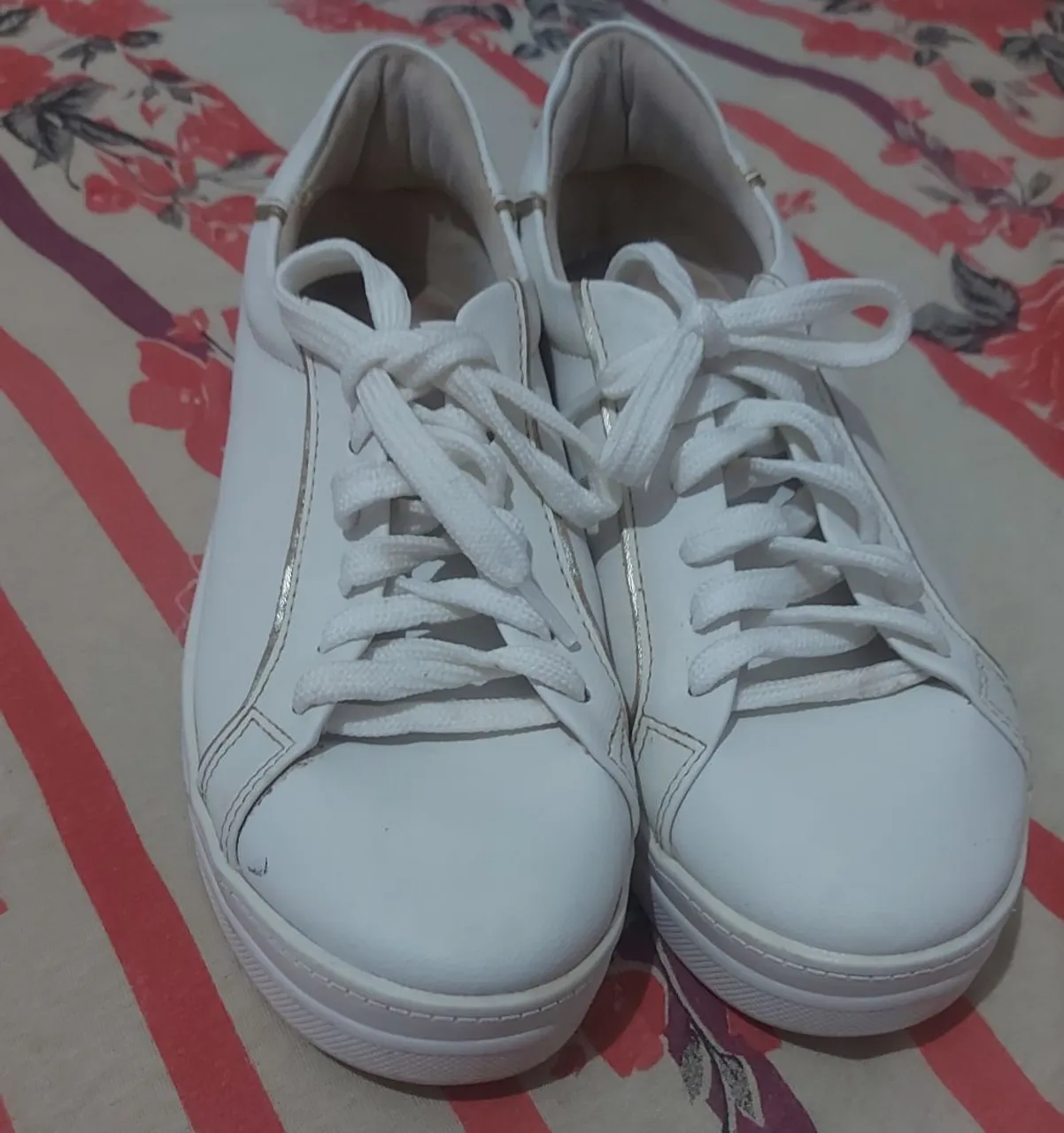 Tênis branco feminino