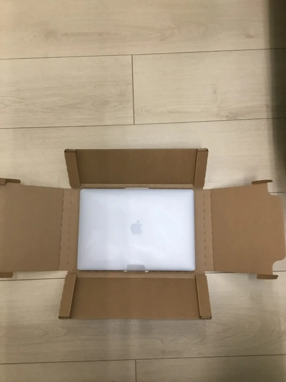 Apple MacBook Air 13" M1 | 8GB RAM | 256GB SSD | Caixa acessórios.