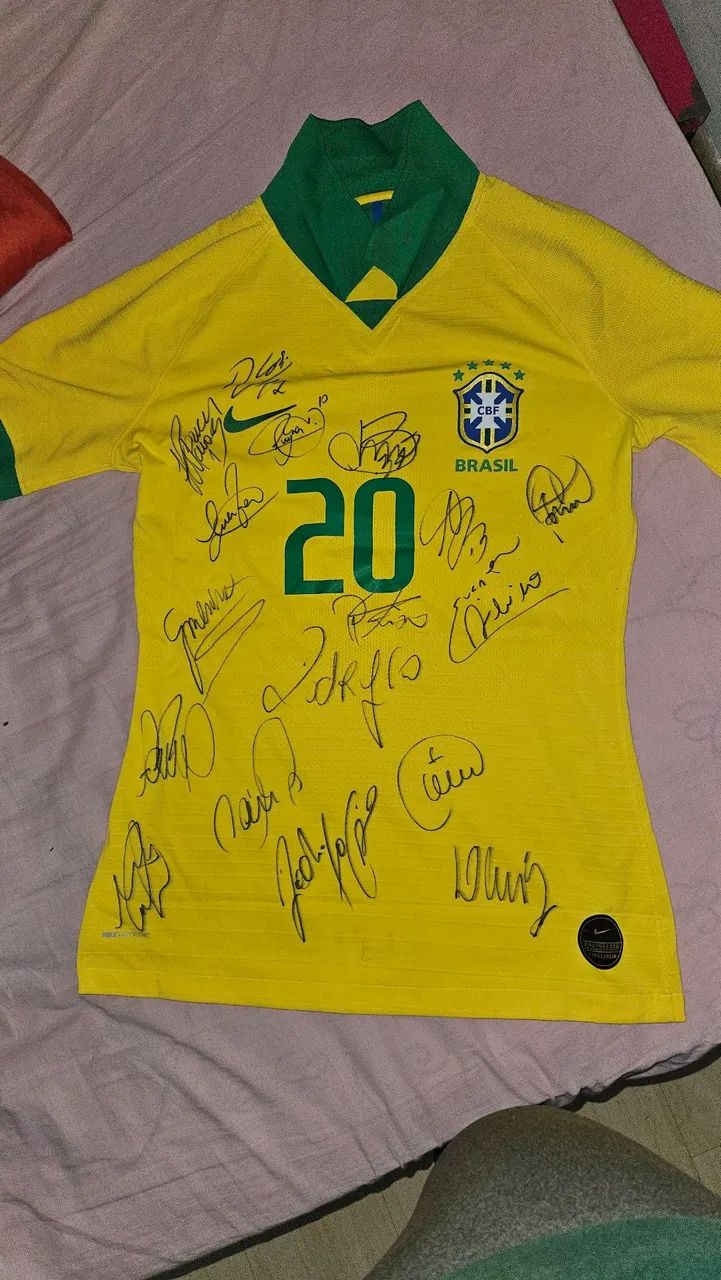 Camisa do Brasil autografada por diversos jogadores