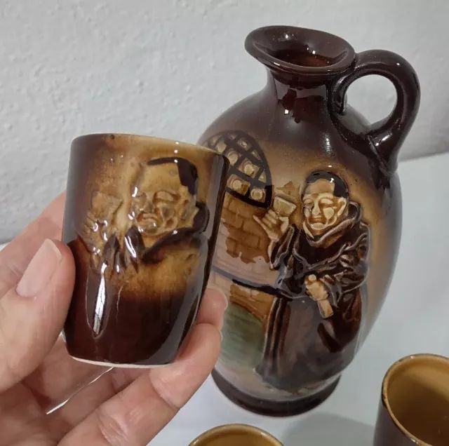 Garrafa Cerâmica Esmaltada Alto Relevo Frade 3 Copinhos  - Foto 4