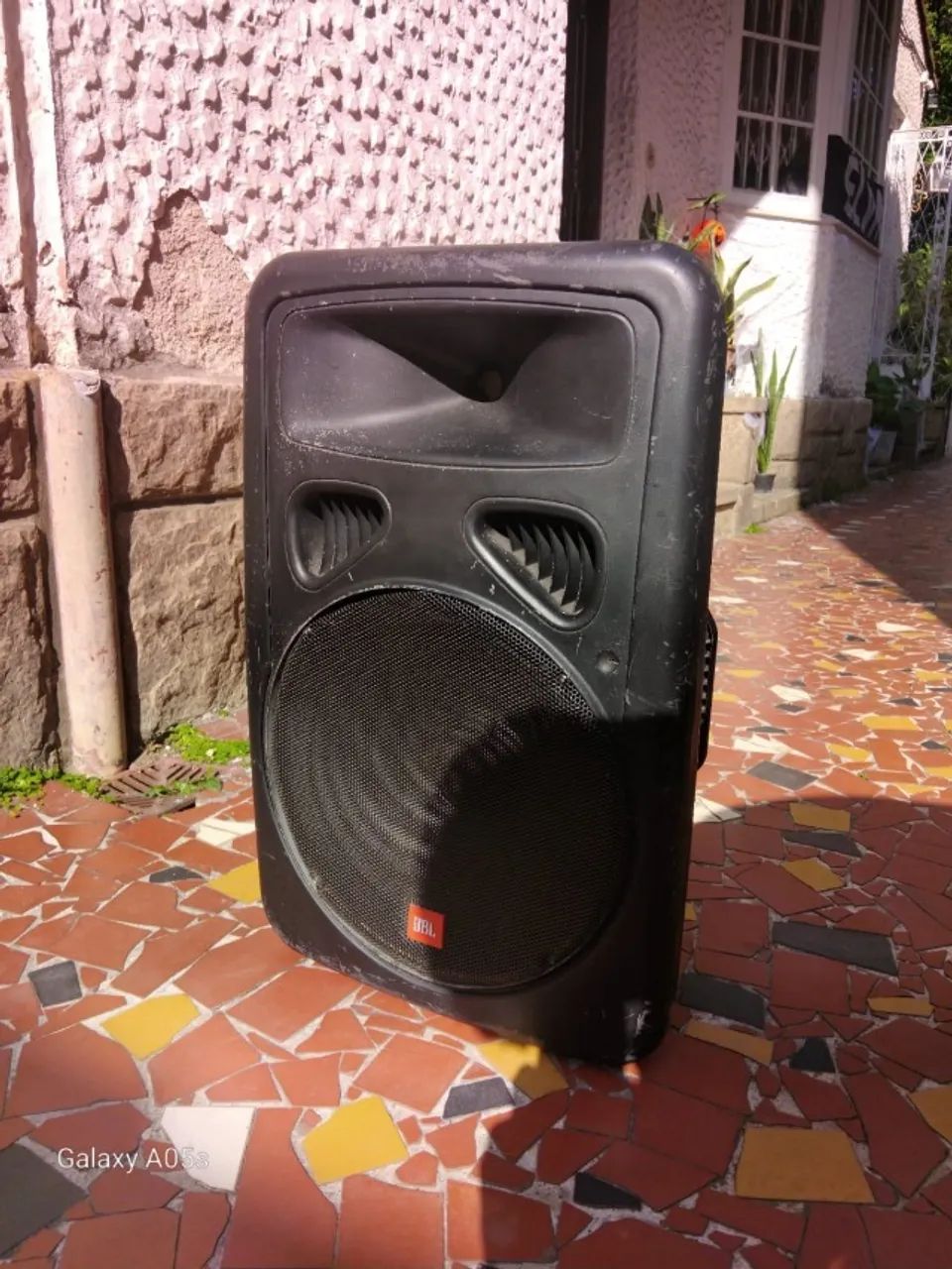 Caixa JBL EON