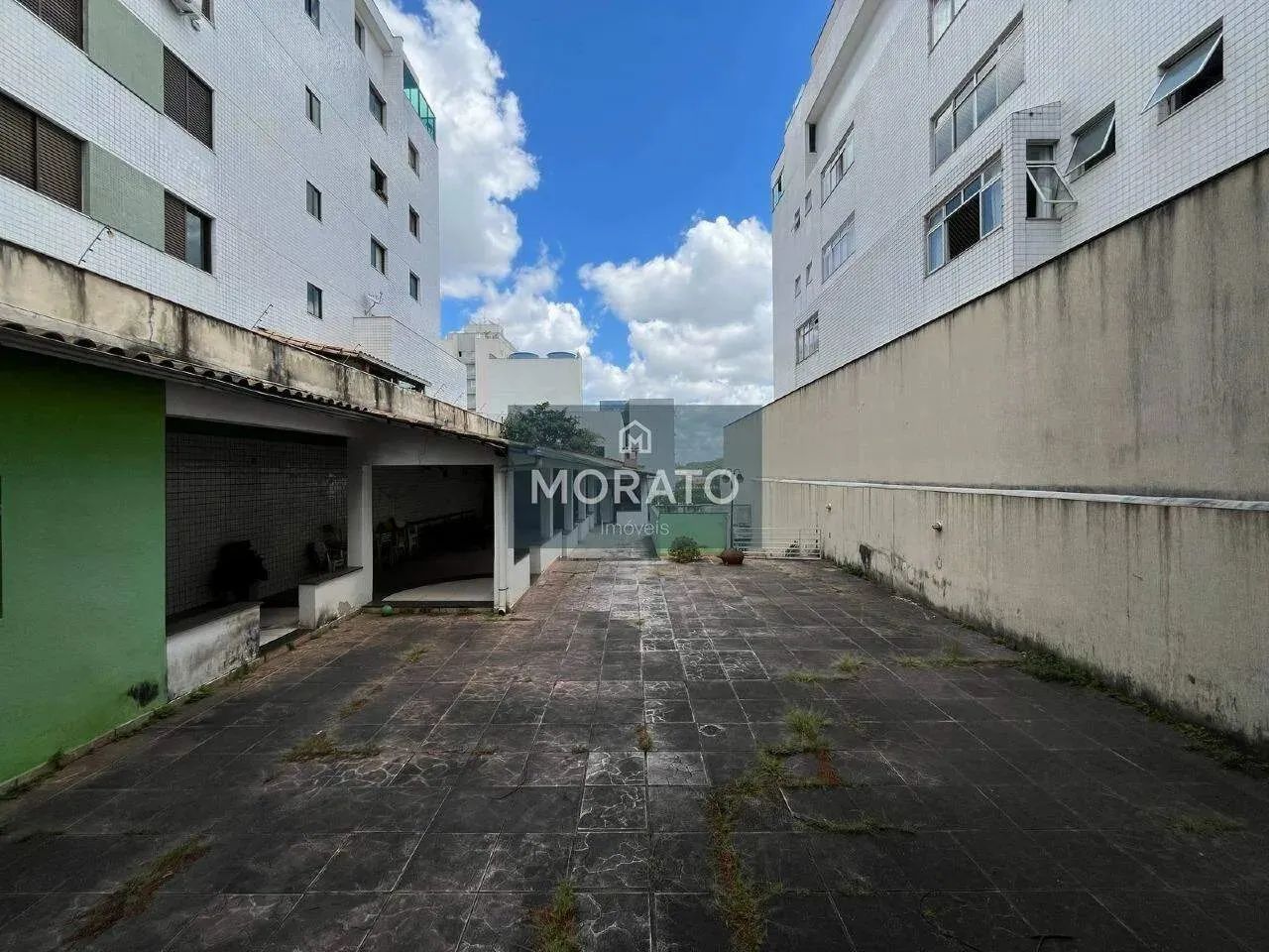 Lote plano e murado à venda com 360m² no Bairro Liberdade.