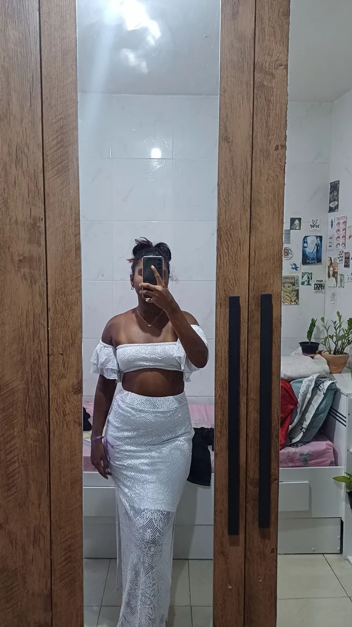 Conjunto branco de renda para praia
