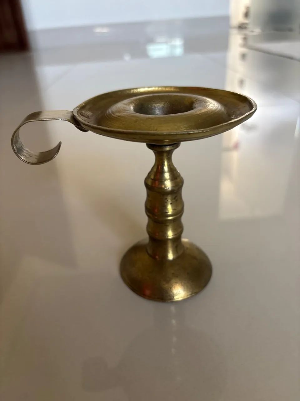 Castiçal de metal dourado com alça (Raridade)