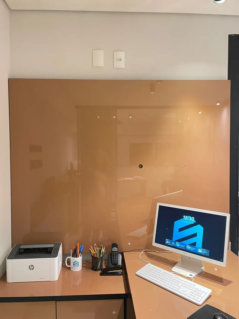 Mesa de escritório e painel em mdf laqueado