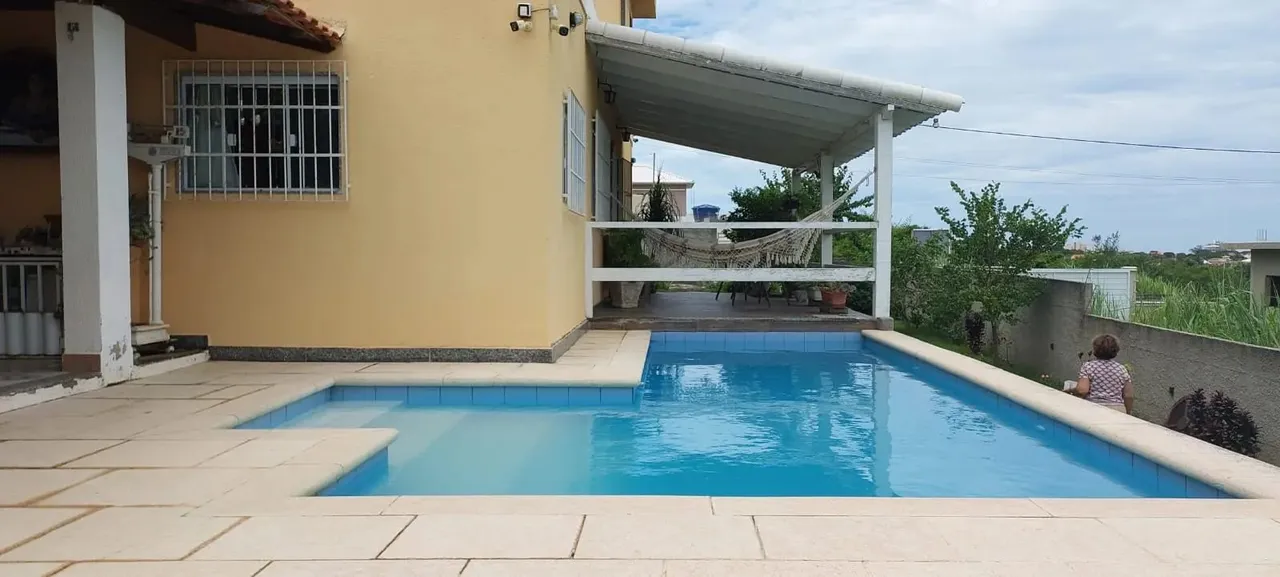CASA COM PISCINA A VENDA EM ITAUNA/SAQUAREMA-RJ.
